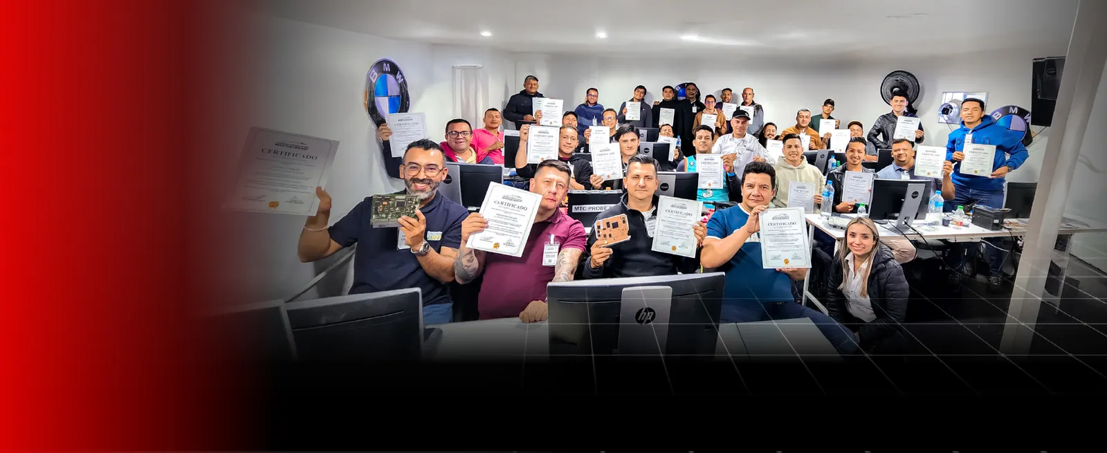 Alumnos de Mastertronic con sus certificados