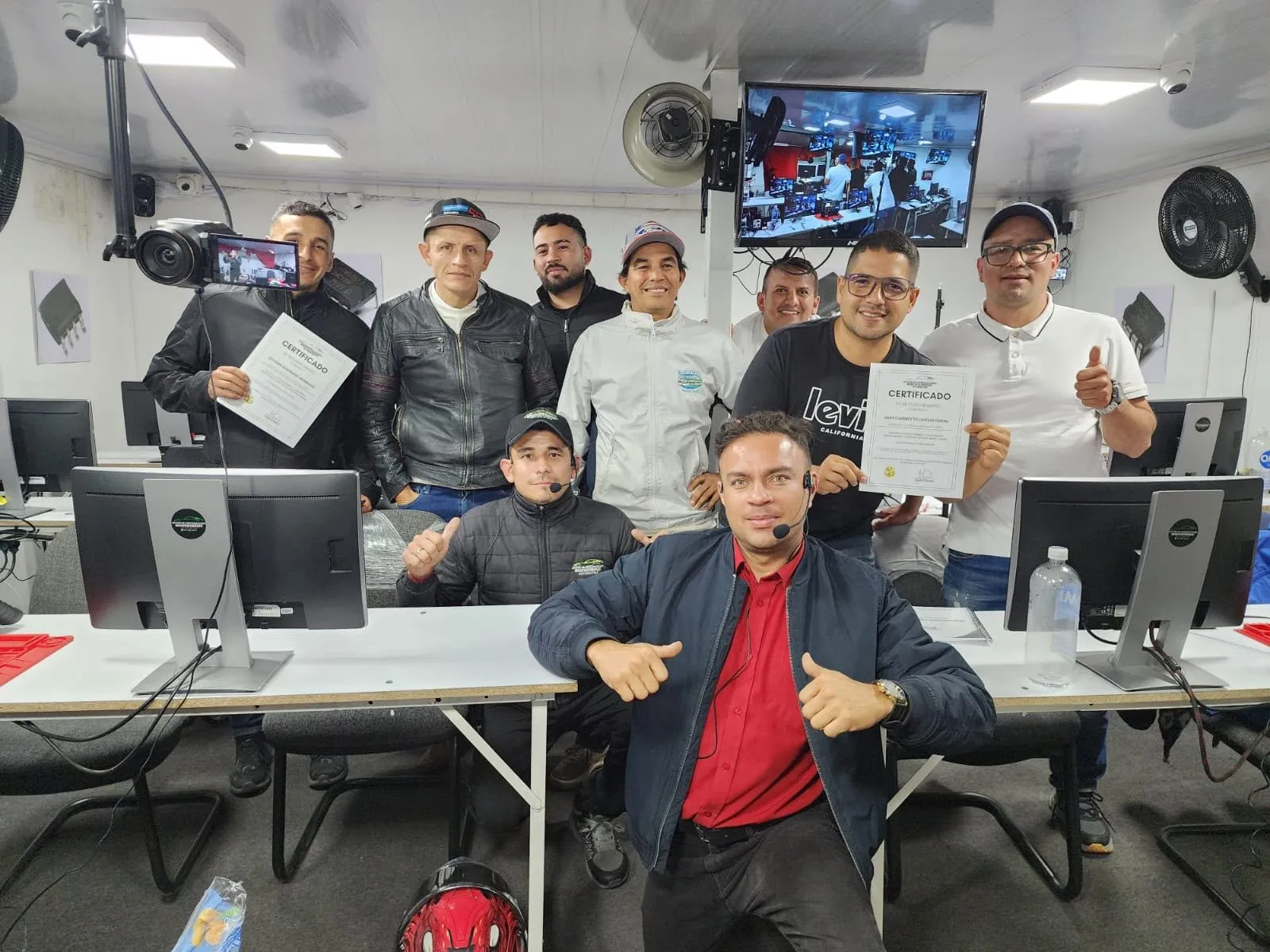 Estudiantes certificados con su instructor