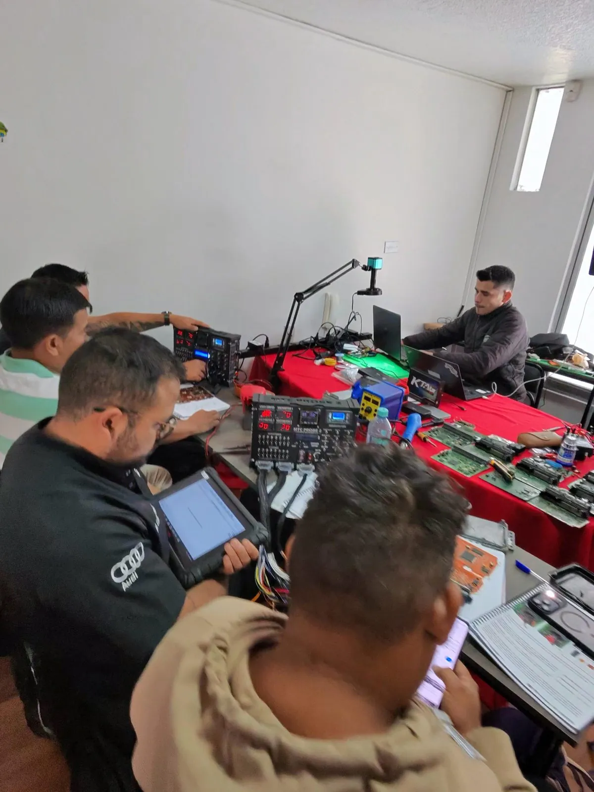 Estudiantes practicando en bancos de prueba